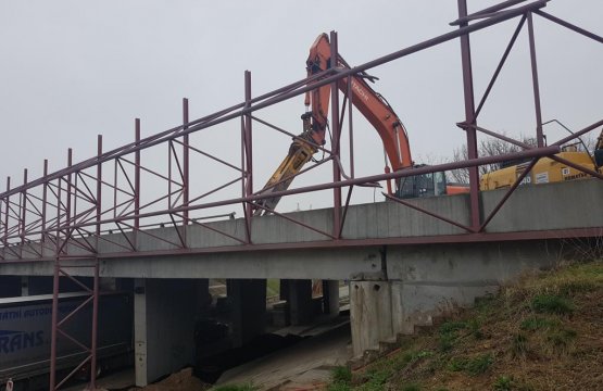 Bourání dálničního mostu Ostrovačice