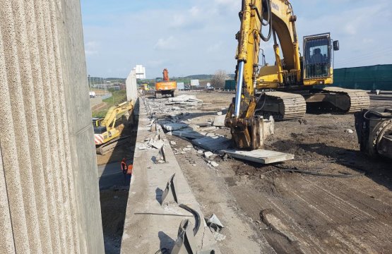 Bourání dálničního mostu Ostrovačice