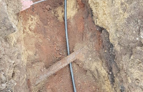 Pokládka vody, elektřiny, kanalizace