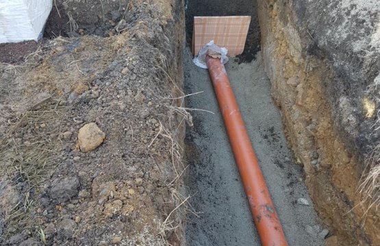 Pokládka vody, elektřiny, kanalizace